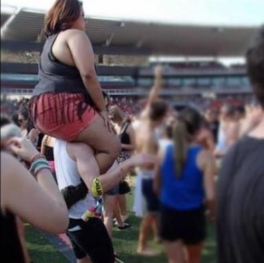Konserde sevgilisini omzunda taşımayan erkek gerçekten erkek midir?