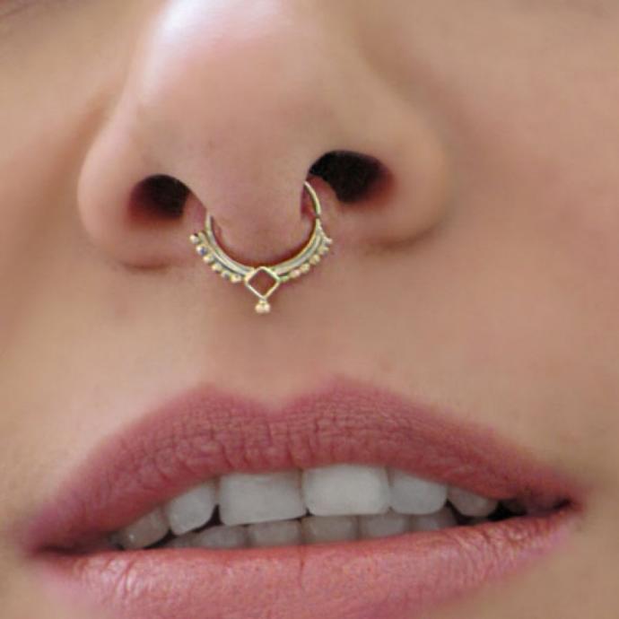 Burnuna hızma ya da piercing yaptıran kızlar size de bir şeyler hatırlatıyor mu?