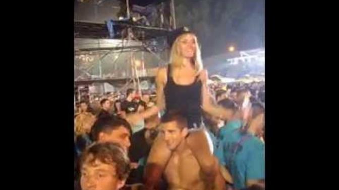 Konserde sevgilisinin omzuna çıkan bir kız basit midir?