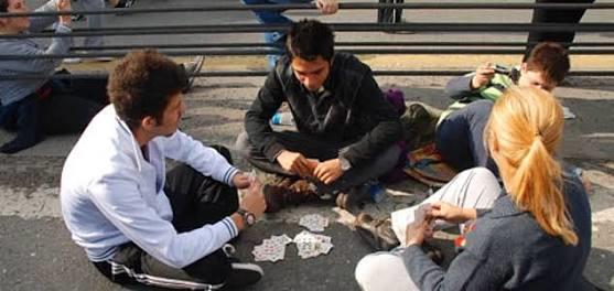 Erkekler, neden batak oynayan kızları garipsiyor sunuz?
