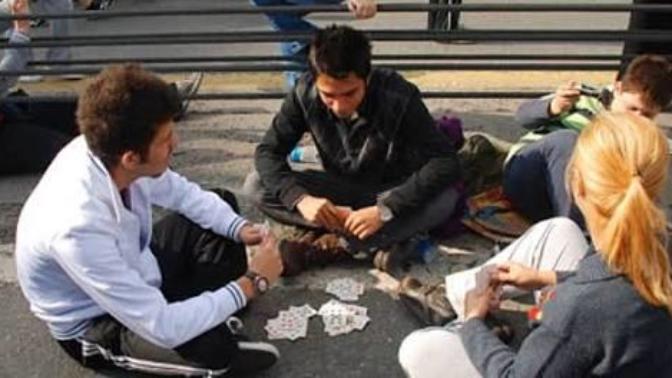 Erkekler, neden batak oynayan kızları garipsiyorsunuz?