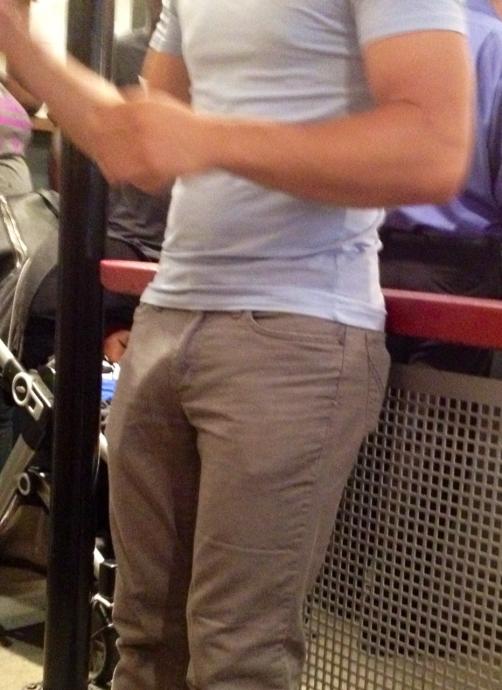 Kızlar, Pantalondan veya şort üzerinden penis belli oluyorsa ne düşünüyorsunuz?