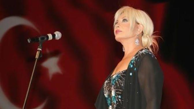 Herkese mavi boncuk dağıtan erkeğe ne denir?