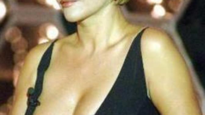 Hülya Avşar'ın göğüsleri mi güzel yoksa Nurgül Yeşilçayın mı?