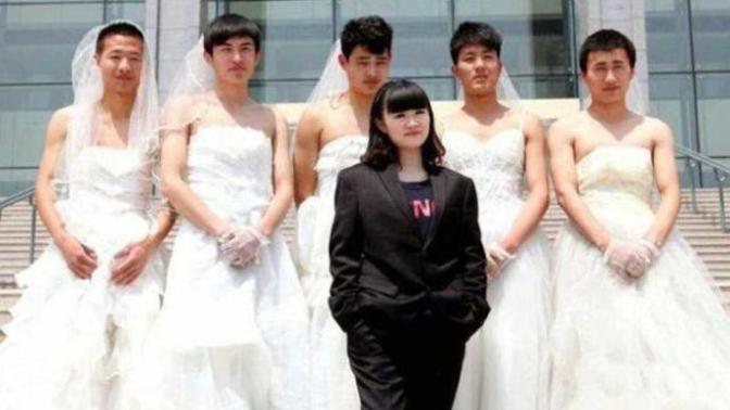 Aynı anda 5 erkekle evlenen bu kadın hakkında ne düşünüyorsunuz?