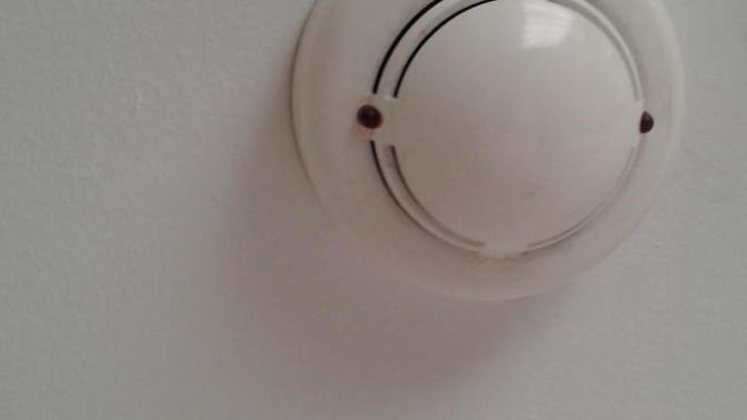Kaldığım Otel Odasındaki Bu Şey Bir Kamera Mı Yoksa Sadece Bir Duman Sensörü Mü?