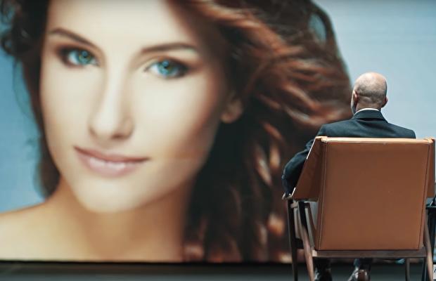 Kadın fotoğraflarına bakan erkek ne düşünür?