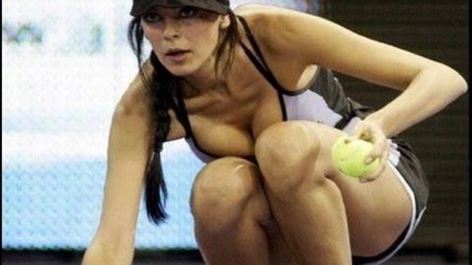 Tenis oynayan kızlar abartmıyor mu sizce?