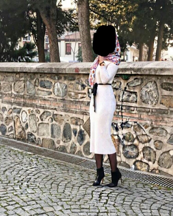 Kızlar, Bu elbisenin altında ne olduğu anlaşılır mı ? Yardımcı olur musunuz ? Kızlar ?