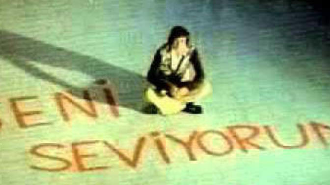 Bir sabah camdan bakınca yere yazılmış "seni seviyorum x " diye bir yazı görseniz ne yaparsınız?
