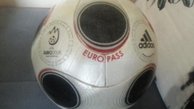 Elimde adidas europass 2008 topu var sizce orjinal mi  bir  yardım lütfen?