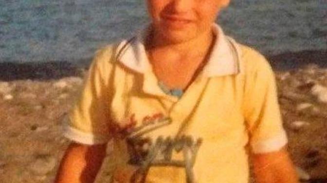 İnsanlar neden küçükken sarışın oluyo ama büyünce esmerleşiyolar?