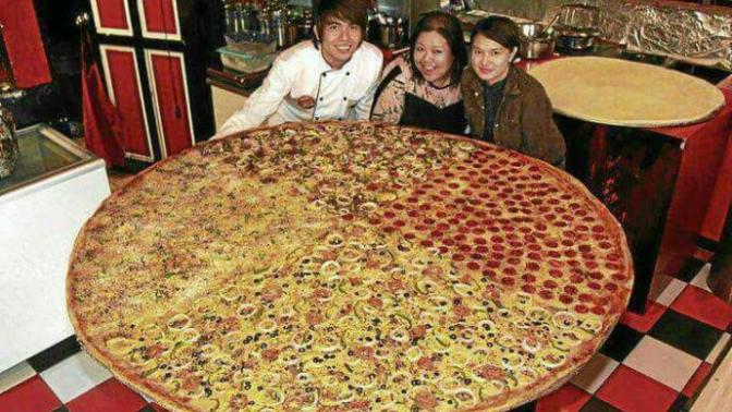 Bu Pizza'yı 3 kişiyle 1 Saatte yiyebilene 250.000tl veriyorlarmış. Yanına alacağın 2 arkadaşın kim olurdu? Etiketle :))?