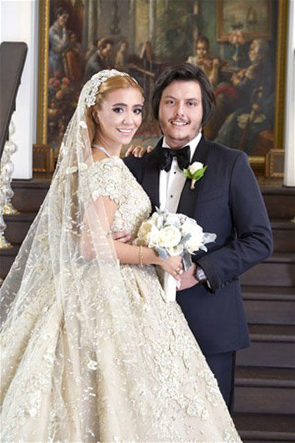 Sena Ağaoglu'nun Zuhair Murad tasarımı gelinliği mi, yoksa İmane Elbani'nin Raşit Bağzıbağlı tasarımı gelinliği mi?