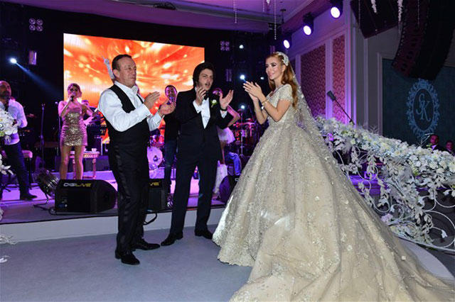 Sena Ağaoglu'nun Zuhair Murad tasarımı gelinliği mi, yoksa İmane Elbani'nin Raşit Bağzıbağlı tasarımı gelinliği mi?