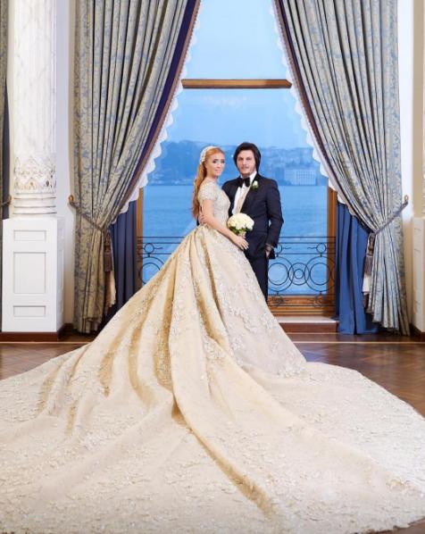 Sena Ağaoglu'nun Zuhair Murad tasarımı gelinliği mi, yoksa İmane Elbani'nin Raşit Bağzıbağlı tasarımı gelinliği mi?