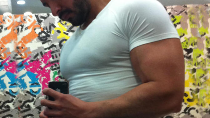Benim Gibi Kaslı Erkeklerin Dar Tshirt Giyinmesi Kötümü Duruyor Sizce (Resimli) ?