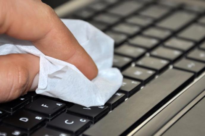 Laptop tuşları nasıl temizlenir?