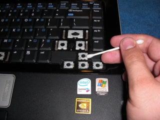 Laptop tuşları nasıl temizlenir?