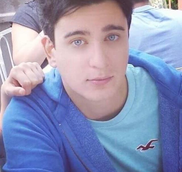 Bu güzel gözlü erkeklerden en iyisi hangisi ?