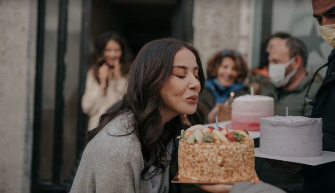 Romantik bir doğum günü şarkısı?