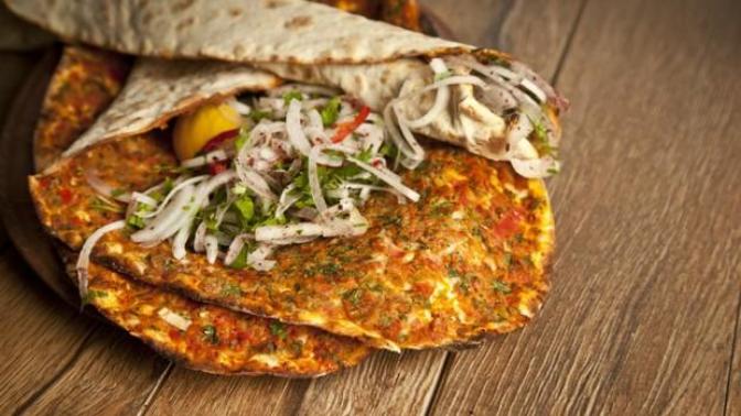 Lahmacun acılı mı yenir acısız mı?