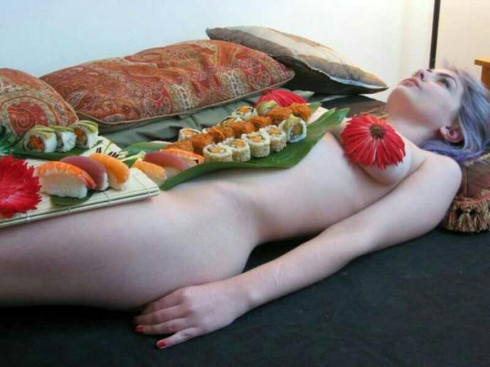 Böyle bir sunumla yemek yer misiniz? Çıplak bedende suşi servisi : Nyotaimori?