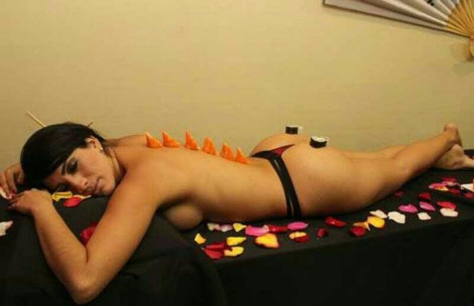 Böyle bir sunumla yemek yer misiniz? Çıplak bedende suşi servisi : Nyotaimori?