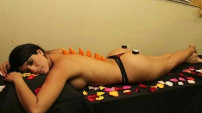 Çıplak bedende suşi servisi: Nyotaimori! Böyle bir sunumla yemek yer misiniz? 