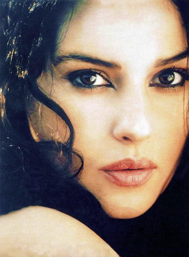Monica Bellucci tipsiz bir kadin degil mi?