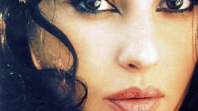 Monica Bellucci tipsiz bir kadin degil mi?