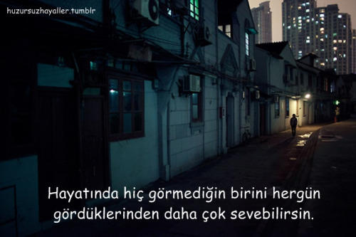 Hiç görmediğin, sadece yazdıklarından tanıdığın birini, her gün gördüklerinden daha çok sevmen mümkün mü?