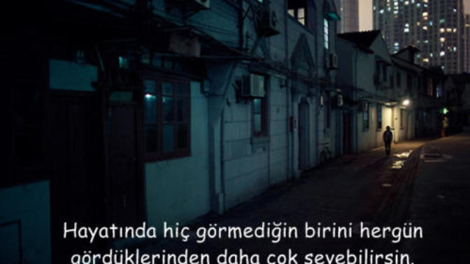 Hiç görmediğin, sadece yazdıklarından tanıdığın birini, her gün gördüklerinden daha çok sevmen mümkün mü?