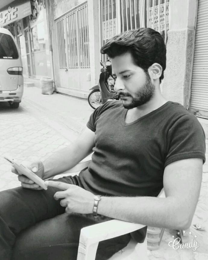 KIZLAR YORUMNUZ ÖNMLİ. Sizce hangisi buda profil olcak facebok için? 