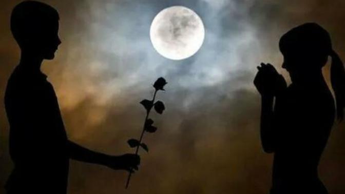 Beyler, neden hâlâ bir bayana çiçek almadınız🌹?