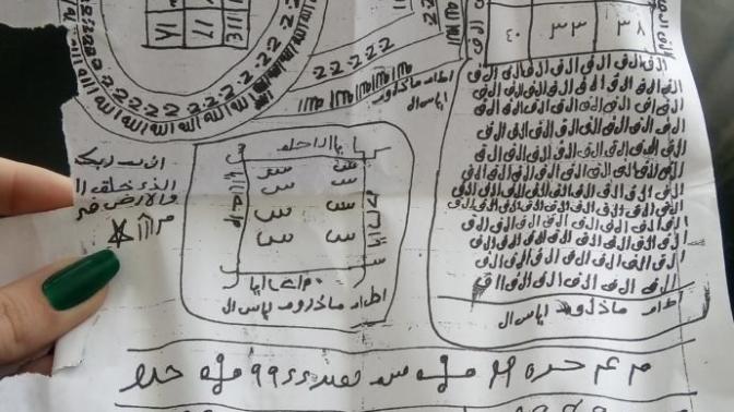 Evin dış kapısının üstünde buldum bu ne acil?
