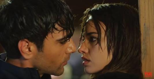 Romantik dizi ve filmlerde başrol oynayan erkekler neden asi, gizemli, sert görünümlü oluyor? Sizce bu  bir mesaj mı? 