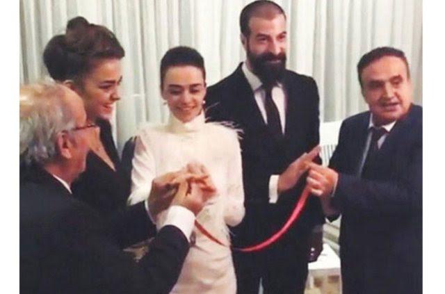 Sade bir nişan töreni mi, yoksa daha gösterişli bir nişan töreni mi tercih edersiniz? Neden?