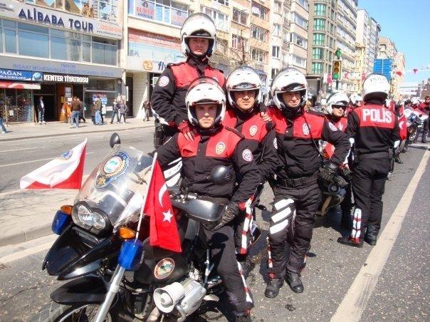 Sizce Özel Harekat Polislerimi daha havalı Yunus Polislerimi ve bide hangisi daha Kahraman?