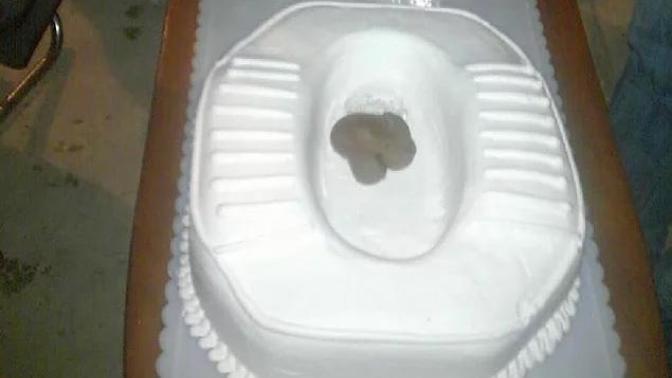 Eşiniz doğum gününüzde wc görünümlü pastayı önünüze koysa tavrınız ne olur?