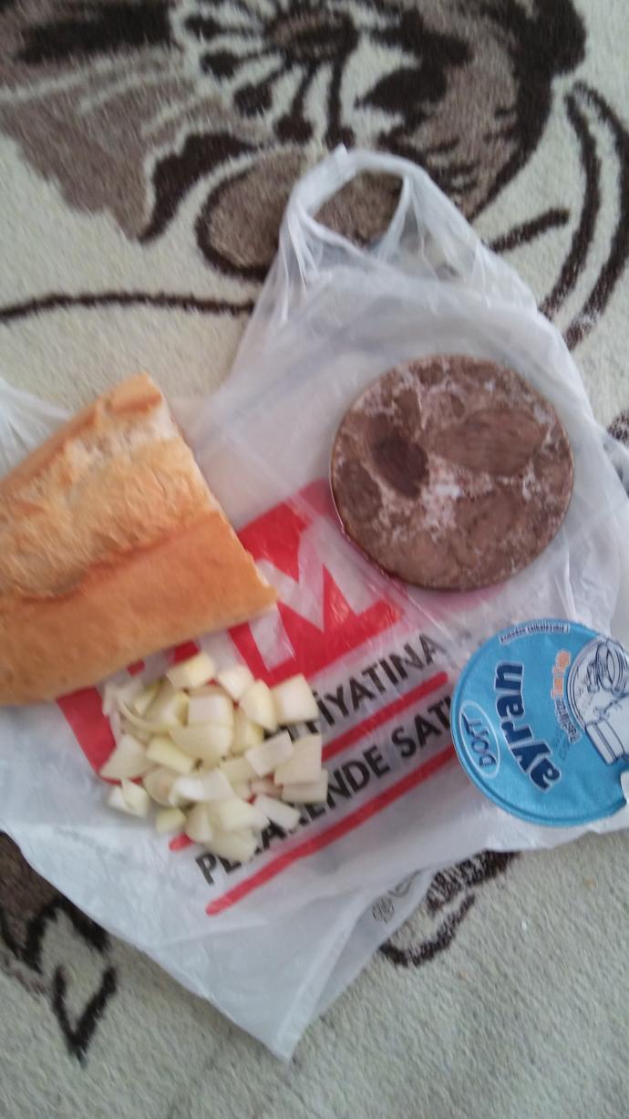 Kızlar size ekmek arası kavurma soğan yedirmek isteyen bir sevgiliniz olsun istermiydiniz? Detay ve anketli soru?