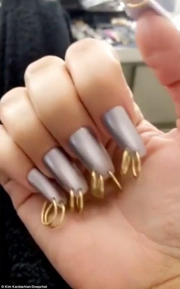 Kim Kardashian'ın başlattığı halkalı tırnak modasını nasıl buldunuz?