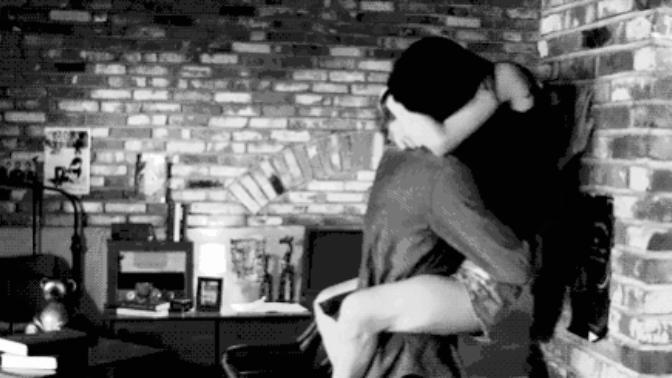 Erkeğin Kızı Duvara Yaslayıp Öpmesi Çok Seksi Değil mi?