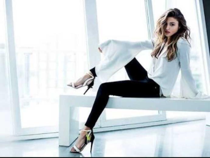 Hande Erçel mi Burcu Özberk mi??