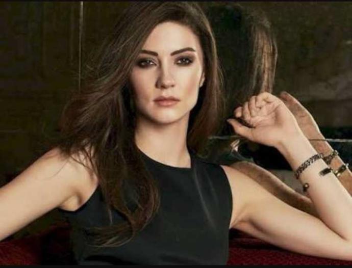 Hande Erçel mi Burcu Özberk mi??