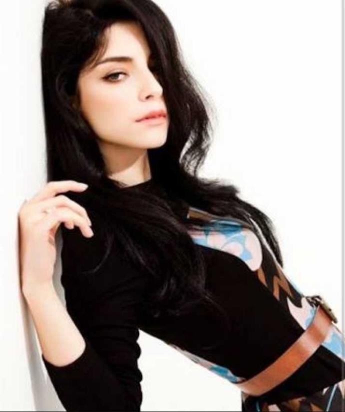 Serenay Aktaş mı Merve Boluğur mu??
