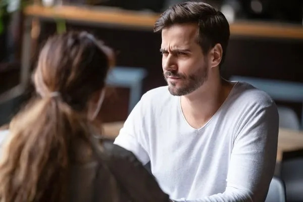 İlişkide Kendimi geri çekme taktiği işe yararmı? Kız arkadaşım uzaklaşmaya başladı ne yapmalıyım?