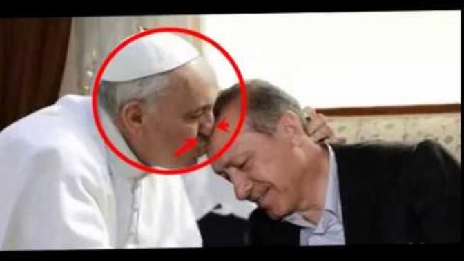 Tayyip Erdoğan ın papanın önünde eğilip alnından öptürmesine ne dersiniz?