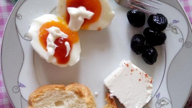Ketçap ve mayonezli yumurta yiyen varmı?