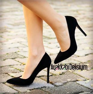 Stiletto ama 👠  ? Süet mi- Deri mi -Parlak mı ? Sizce hangisi olmalı?